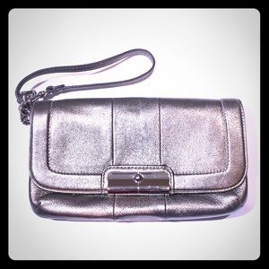 COACH SILVER COLOUR LEATHER WRISTLET/CLUTCH.